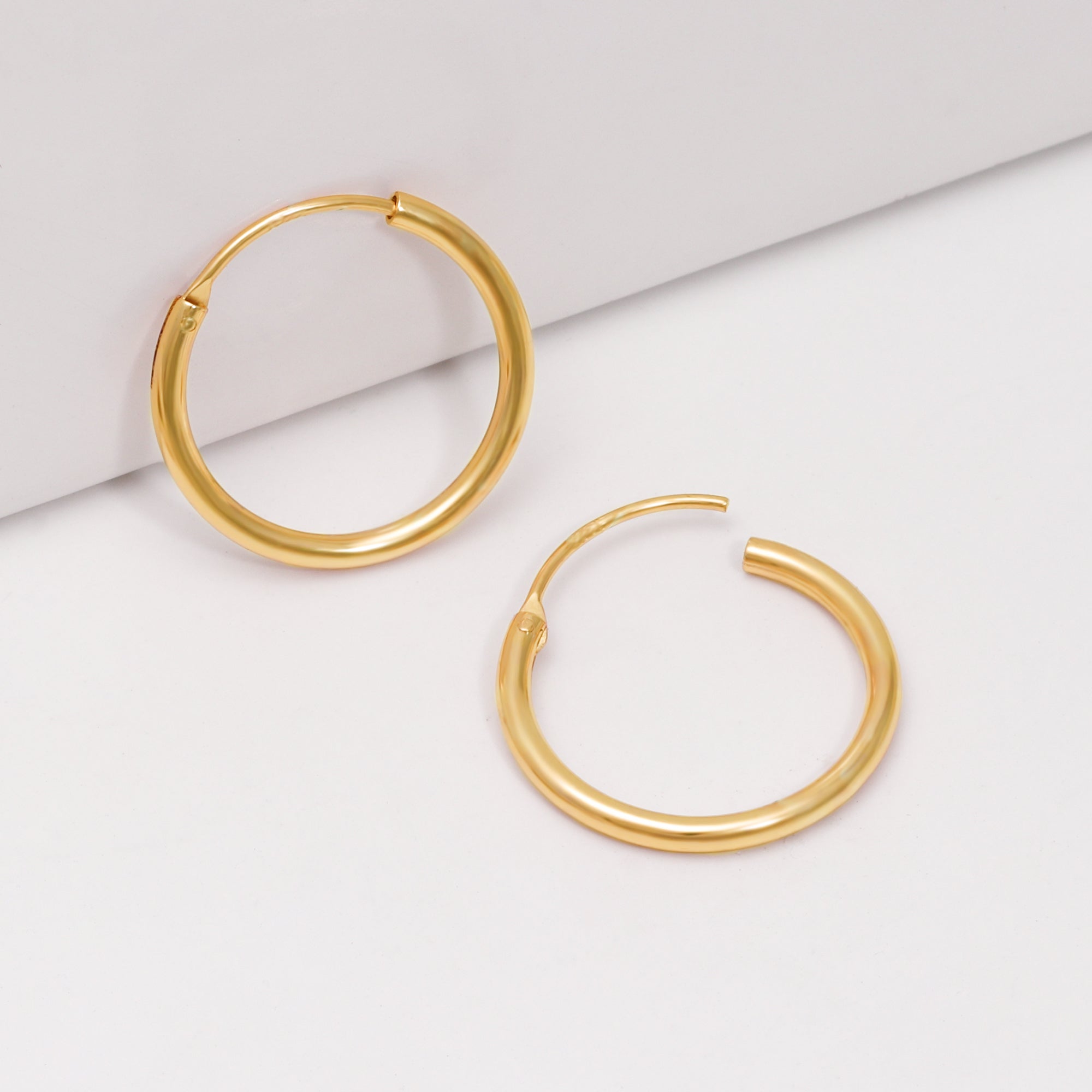 9ct Yellow Gold Silver Filled Plain Graduated 20mm Hoop Earrings – Shiels  Jewellers